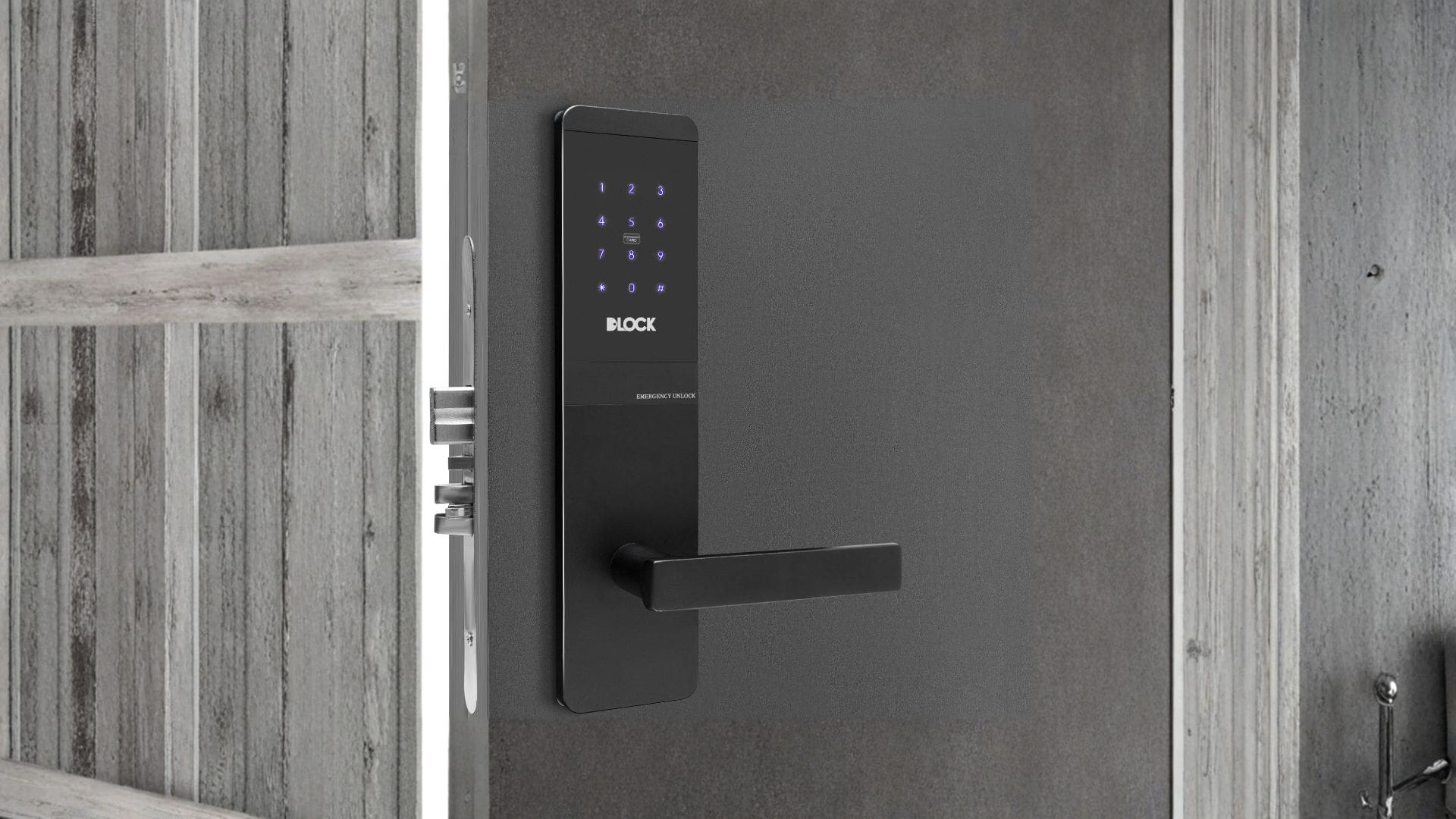 Fechadura eletrônica inteligente Dlock em acabamento preto fosco, instalada em porta cinza, destacando o teclado numérico iluminado e design minimalista para alto padrão.