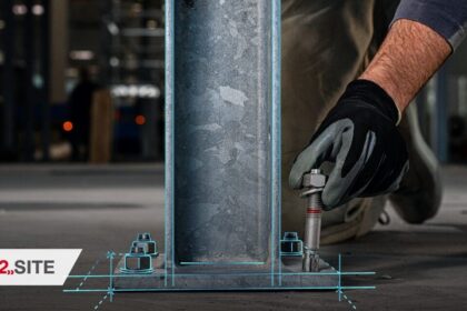Engenheiro ajustando fixador estrutural com luva de proteção em base metálica, representando integração entre projeto e execução com soluções SPEC2SITE Hilti.
