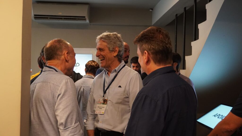 Grupo de profissionais da construção civil em conversa durante o 59° Almoço de Negócios C3, demonstrando networking e troca de ideias no evento.