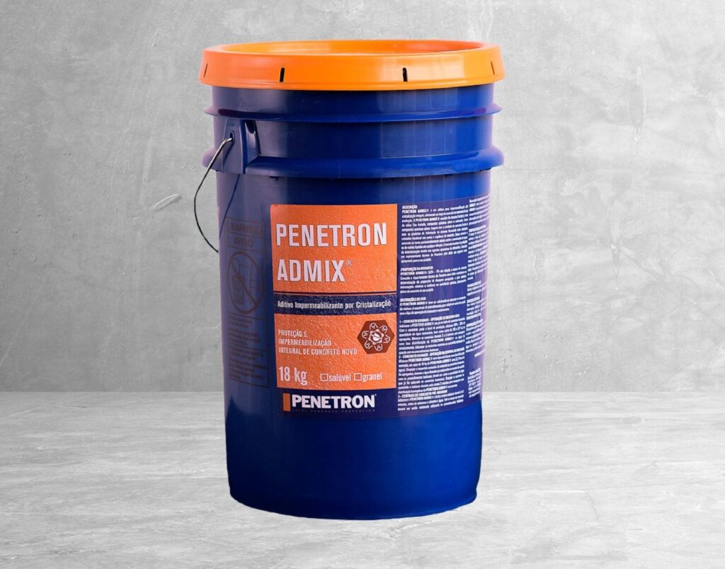 Balde de Penetron Admix, aditivo impermeabilizante por cristalização para concreto, utilizado em projetos de construção sustentável.