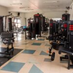 Academia do condomínio com equipamentos profissionais de musculação em espaço amplo e iluminado, com layout funcional