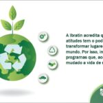 Ilustração de planeta verde com símbolo de reciclagem, folhas e ícones de sustentabilidade, acompanhada de mensagem sobre o impacto positivo das atitudes da Ibratin.