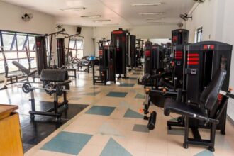 Academia do condomínio com equipamentos profissionais de musculação em espaço amplo e iluminado, com layout funcional