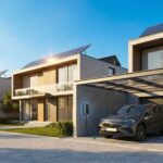 Residências modernas com painéis solares no telhado e carro elétrico sendo carregado na garagem ao pôr do sol.