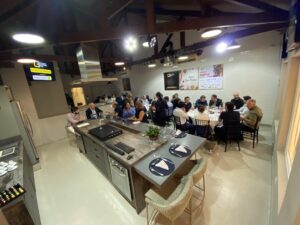 Líderes e profissionais da construção civil reunidos em torno de uma mesa no 59° Almoço de Negócios C3, no Experience Lounge, em São Paulo, promovendo networking e integração.