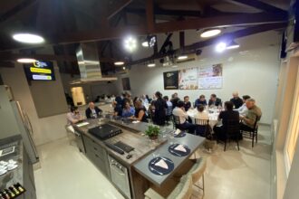 Líderes e profissionais da construção civil reunidos em torno de uma mesa no 59° Almoço de Negócios C3, no Experience Lounge, em São Paulo, promovendo networking e integração.