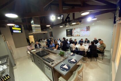 Líderes e profissionais da construção civil reunidos em torno de uma mesa no 59° Almoço de Negócios C3, no Experience Lounge, em São Paulo, promovendo networking e integração.