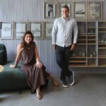 Karina e Fabio Alonso, sócios da SCA Jardim Europa, posam juntos no showroom renovado em São Paulo, transmitindo elegância e modernidade em ambiente sofisticado.