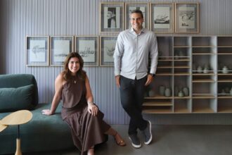 Karina e Fabio Alonso, sócios da SCA Jardim Europa, posam juntos no showroom renovado em São Paulo, transmitindo elegância e modernidade em ambiente sofisticado.