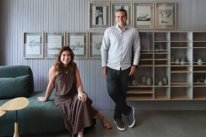 Karina e Fabio Alonso, sócios da SCA Jardim Europa, posam juntos no showroom renovado em São Paulo, transmitindo elegância e modernidade em ambiente sofisticado.