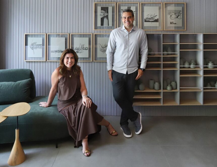 Karina e Fabio Alonso, sócios da SCA Jardim Europa, posam juntos no showroom renovado em São Paulo, transmitindo elegância e modernidade em ambiente sofisticado.