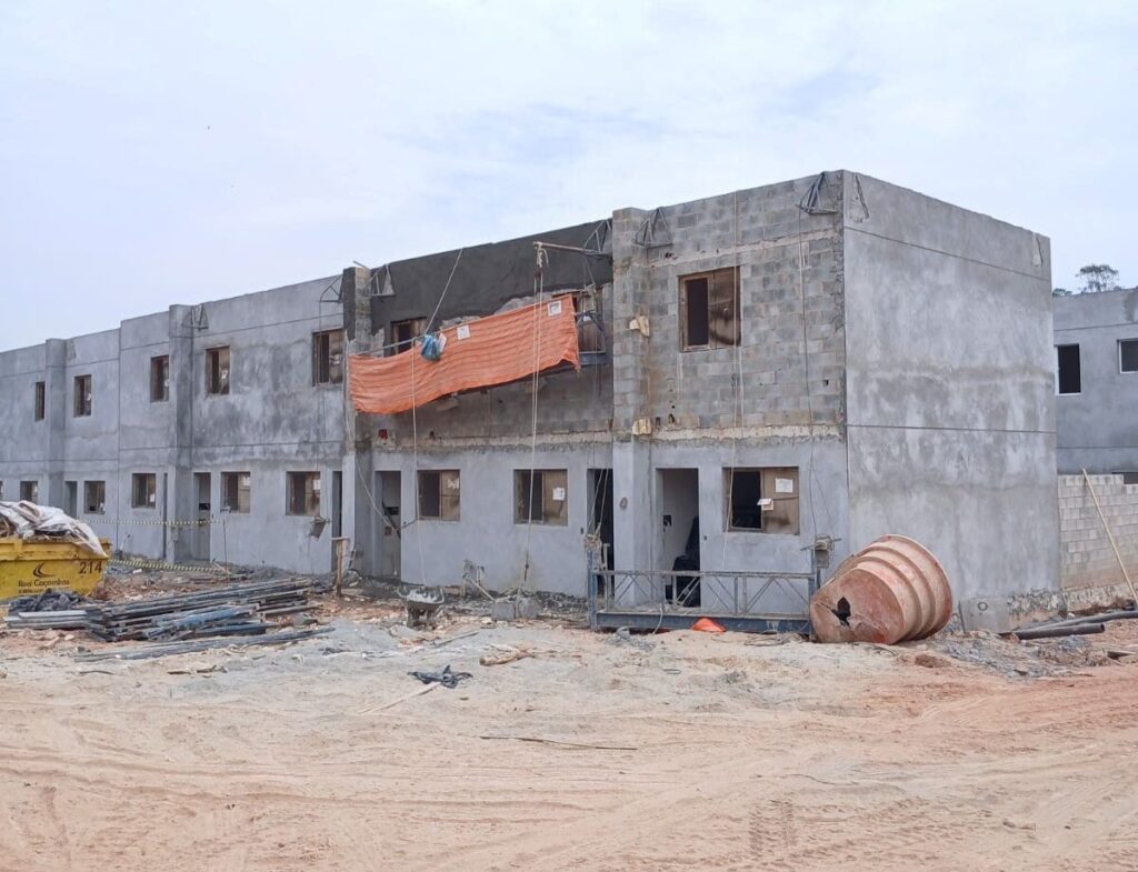 Obra de edifício em fase de aplicação do sistema integrado de fachadas da Bela Vista Argamassas, destacando racionalização de etapas e base técnica reforçada.