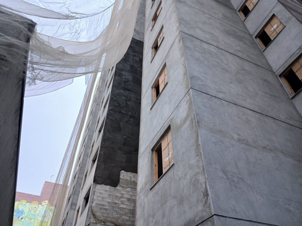 Fachada de edifício alto em construção com sistema integrado de fachadas da Bela Vista Argamassas, evidenciando acabamento técnico e estabilidade estrutural.