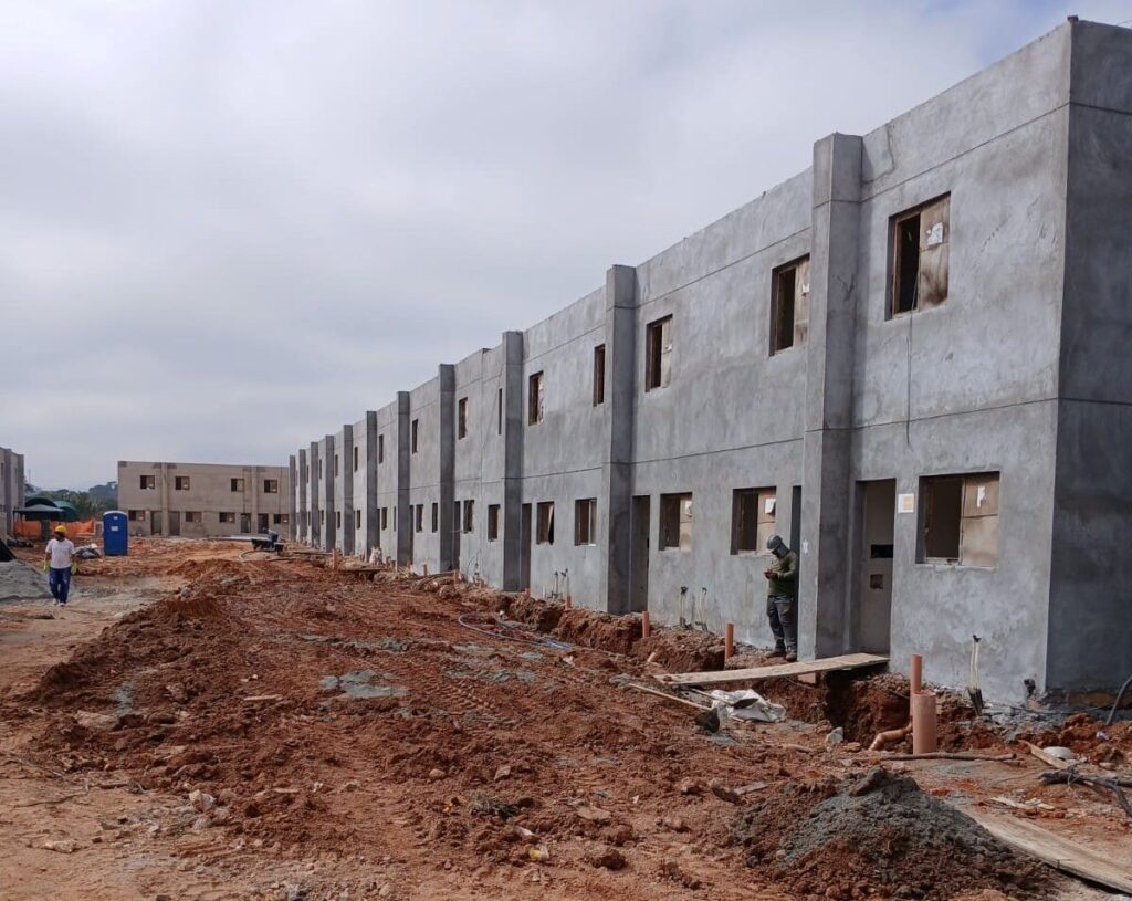 Conjunto de edifícios residenciais em construção com aplicação do sistema integrado de fachadas da Bela Vista Argamassas, destacando padronização e eficiência no canteiro de obras.