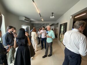 Profissionais da construção civil conversam e fazem networking durante o 60° Almoço de Negócios C3 no Experience Lounge, em São Paulo.