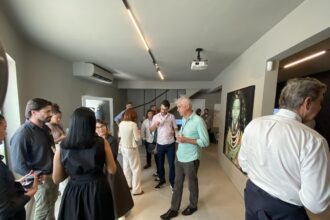 Profissionais da construção civil conversam e fazem networking durante o 60° Almoço de Negócios C3 no Experience Lounge, em São Paulo.