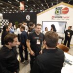 Profissionais do setor da construção civil conversam e fazem networking no estande do C3 e Offsite Decor durante a Expo Revestir 2026.
