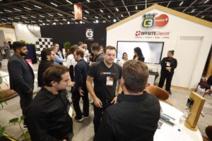 Profissionais do setor da construção civil conversam e fazem networking no estande do C3 e Offsite Decor durante a Expo Revestir 2026.