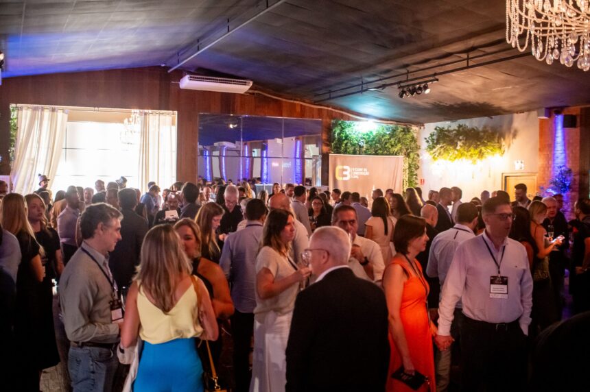 Executivos e líderes da construção civil em networking durante evento corporativo do C3 – O Clube da Construção Civil