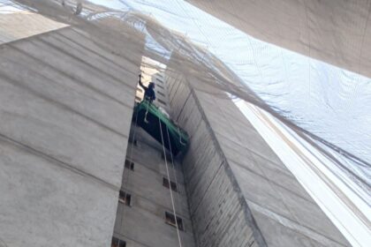 Sistema integrado de fachadas da Bela Vista Argamassas aplicado em edifício moderno, destacando acabamento de alto padrão e versatilidade estética.