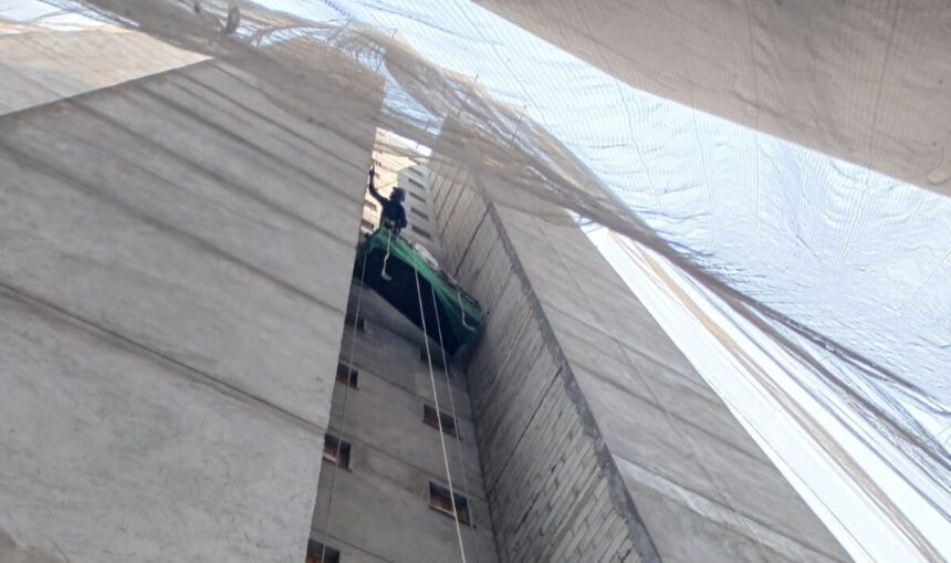 Sistema integrado de fachadas da Bela Vista Argamassas aplicado em edifício moderno, destacando acabamento de alto padrão e versatilidade estética.