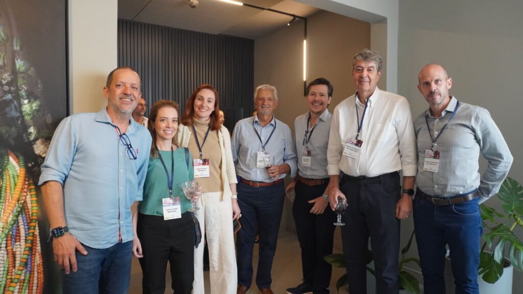 Rodolfo Zagallo, Juliana Zogbi, Izabela Soares, Henrique Cambiaghi, Renato Gama, Alberto Du Plessis e Guilherme Steinmann posam juntos durante o 60° Almoço de Negócios C3, simbolizando integração e networking no setor da construção civil.