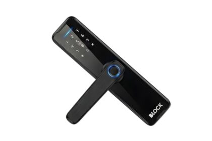 Fechadura eletrônica DLH 1400 MC da DLock Hospitality em acabamento preto, com teclado touch screen iluminado e leitor biométrico integrado.