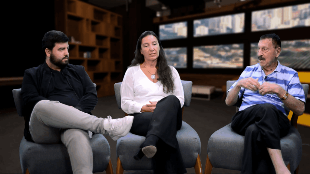 Felipe, Roberta e Milton Bigucci, representantes de três gerações da família, sentados lado a lado em poltronas durante o C3 Talks, discutindo sucessão familiar e inovação na construção civil.