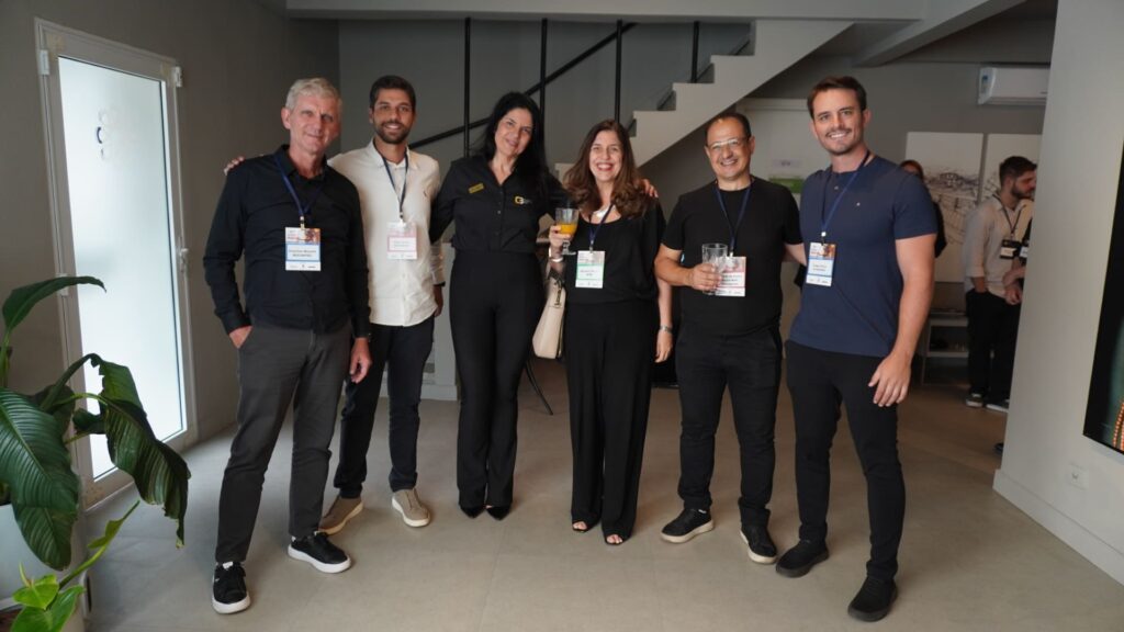 Ewerton Bonetti, João Sorani, Karina Navarro, Adriana Nunes, Wilkds de Souza e Felipe Risso posam juntos durante o 62° Almoço de Negócios C3.