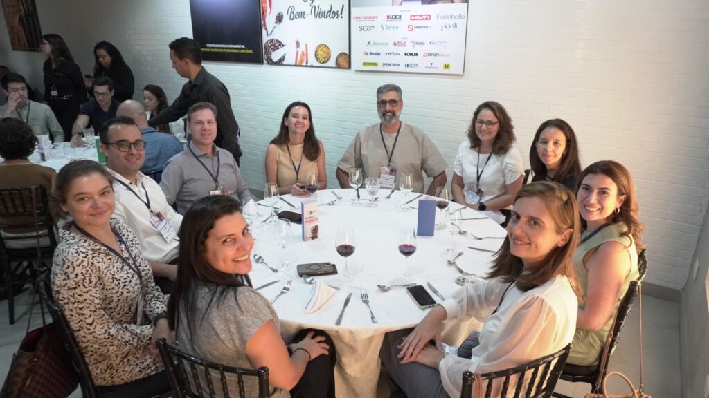 Grupo de profissionais da construção civil reunidos à mesa durante o 61° Almoço de Negócios C3 no Experience Lounge, em São Paulo.