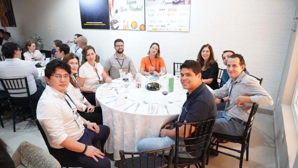 Grupo de profissionais da construção civil reunidos em torno de uma mesa durante o 62° Almoço de Negócios C3, promovendo networking e integração.