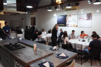 Profissionais da construção civil participam do 62° Almoço de Negócios C3 na Experience Lounge, em São Paulo, reunidos em mesas para networking e integração.