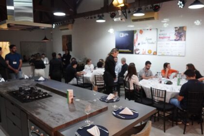 Profissionais da construção civil participam do 62° Almoço de Negócios C3 na Experience Lounge, em São Paulo, reunidos em mesas para networking e integração.