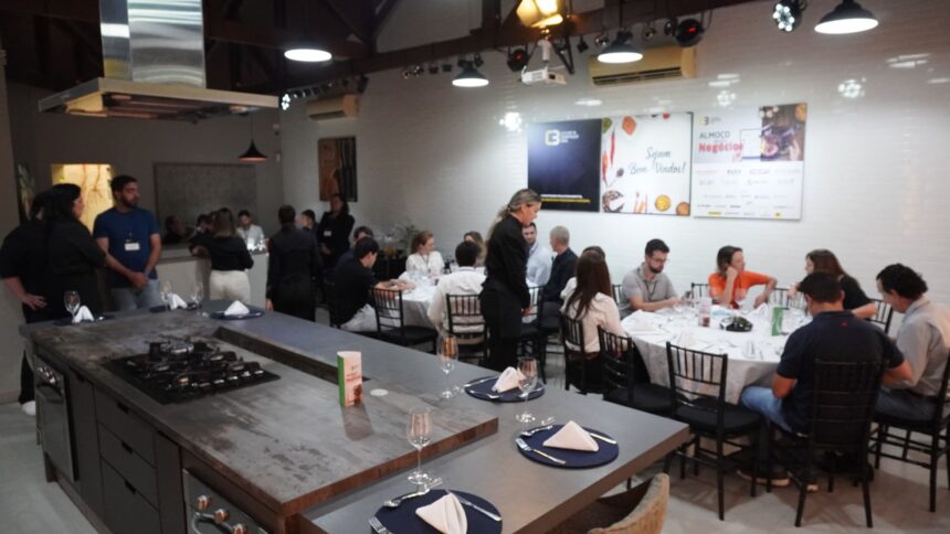 Profissionais da construção civil participam do 62° Almoço de Negócios C3 na Experience Lounge, em São Paulo, reunidos em mesas para networking e integração.