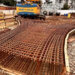 Estrutura de armação de aço para fundação em obra, destacando a precisão e complexidade do trabalho realizado pela Servter SP em um canteiro de construção.