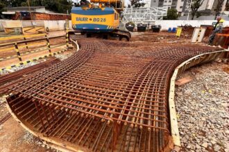 Estrutura de armação de aço para fundação em obra, destacando a precisão e complexidade do trabalho realizado pela Servter SP em um canteiro de construção.