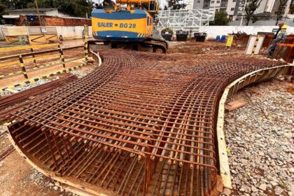 Estrutura de armação de aço para fundação em obra, destacando a precisão e complexidade do trabalho realizado pela Servter SP em um canteiro de construção.