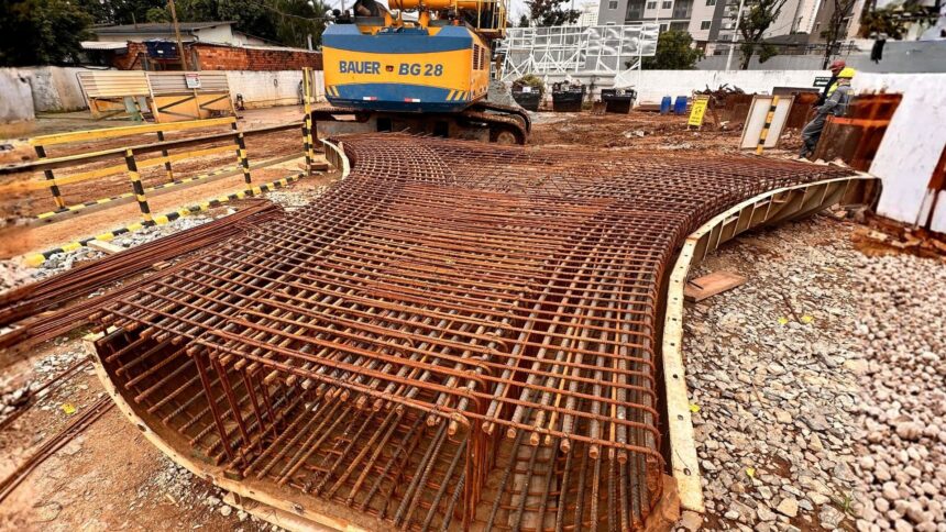 Estrutura de armação de aço para fundação em obra, destacando a precisão e complexidade do trabalho realizado pela Servter SP em um canteiro de construção.