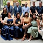 Equipe da SCA Jardim Europa posa com diretores e colaboradores premiados, exibindo troféus de Revenda Diamante, Melhor Gerente e Consultores Tops em ambiente moderno e iluminado.