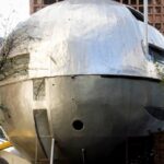 Vista frontal da Casa Bola, estrutura arquitetônica esférica e metálica projetada por Eduardo Longo, destacando-se entre edifícios no Jardim Paulistano, São Paulo.