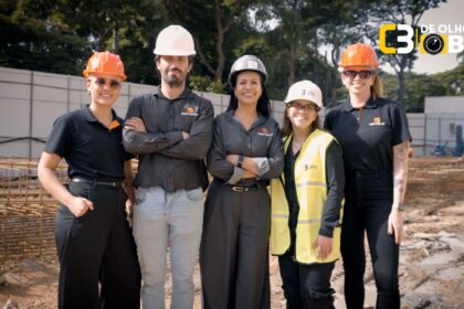 Equipe da Servter SP e do C3 - O Clube da Construção Civil posa sorridente no canteiro de obras do Arbórea Vista Jardim Europa, usando equipamentos de segurança e destacando a organização e profissionalismo no local.