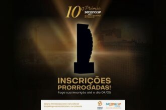 Troféu do 10º Prêmio Seconci-SP iluminado em dourado, com anúncio de inscrições prorrogadas até 04/05, sobre fundo escuro com silhueta de canteiro de obras.