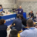 Cláudio Ourives apresenta o sistema de soluções Penetron para impermeabilização de concreto a profissionais durante treinamento técnico e prático no Centro de Treinamentos Penetron Brasil.