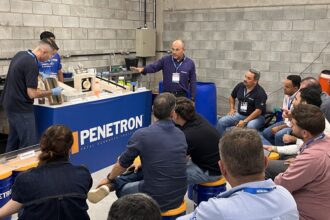 Cláudio Ourives apresenta o sistema de soluções Penetron para impermeabilização de concreto a profissionais durante treinamento técnico e prático no Centro de Treinamentos Penetron Brasil.