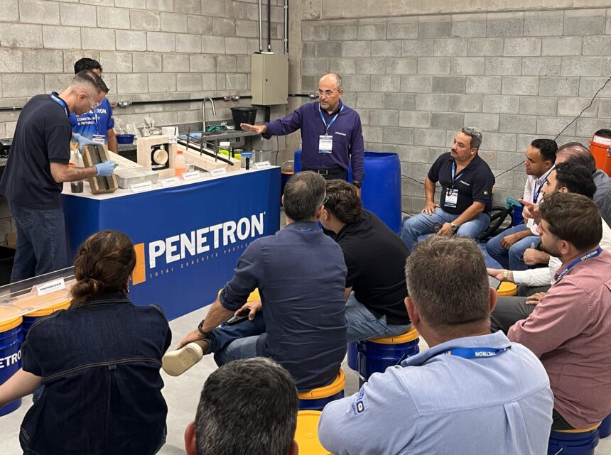 Cláudio Ourives apresenta o sistema de soluções Penetron para impermeabilização de concreto a profissionais durante treinamento técnico e prático no Centro de Treinamentos Penetron Brasil.