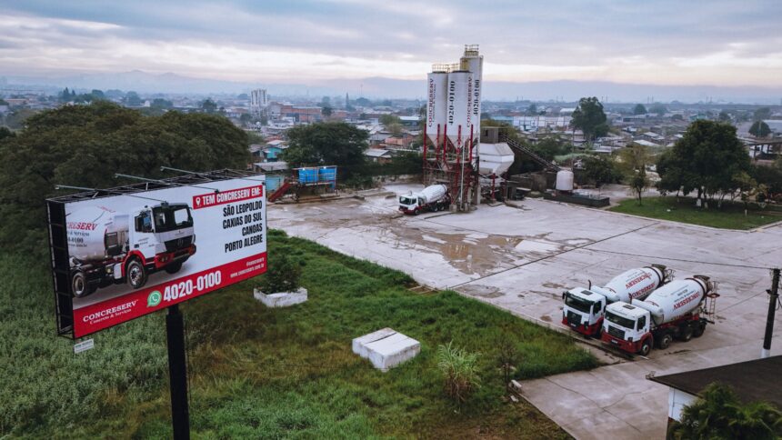 Vista aérea de usina de concreto da Concreserv em São Leopoldo, com caminhões betoneira e outdoor destacando a presença da empresa no Sul do Brasil.