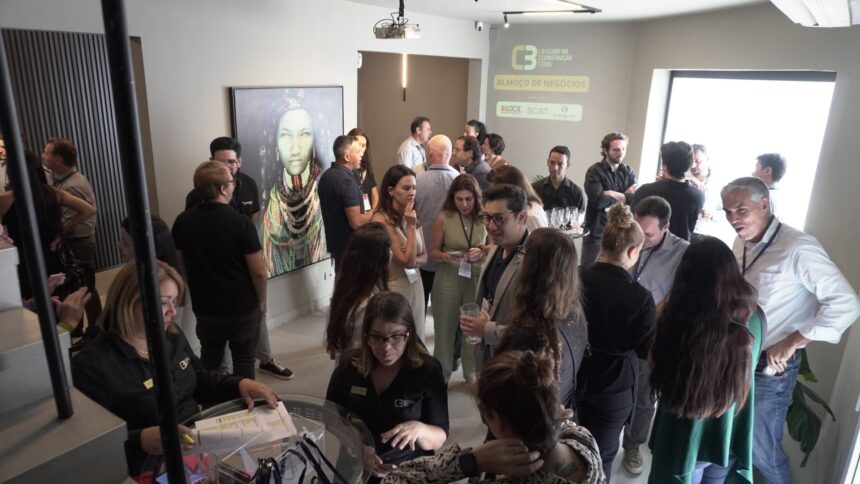 Profissionais da construção civil fazem networking durante o 61° Almoço de Negócios C3 no Experience Lounge, em São Paulo.