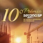 Silhueta de trabalhador da construção civil com capacete em frente a canteiro de obras ao pôr do sol, com destaque para o logo do 10° Prêmio Seconci-SP de Saúde e Segurança do Trabalho.