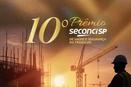 Silhueta de trabalhador da construção civil com capacete em frente a canteiro de obras ao pôr do sol, com destaque para o logo do 10° Prêmio Seconci-SP de Saúde e Segurança do Trabalho.
