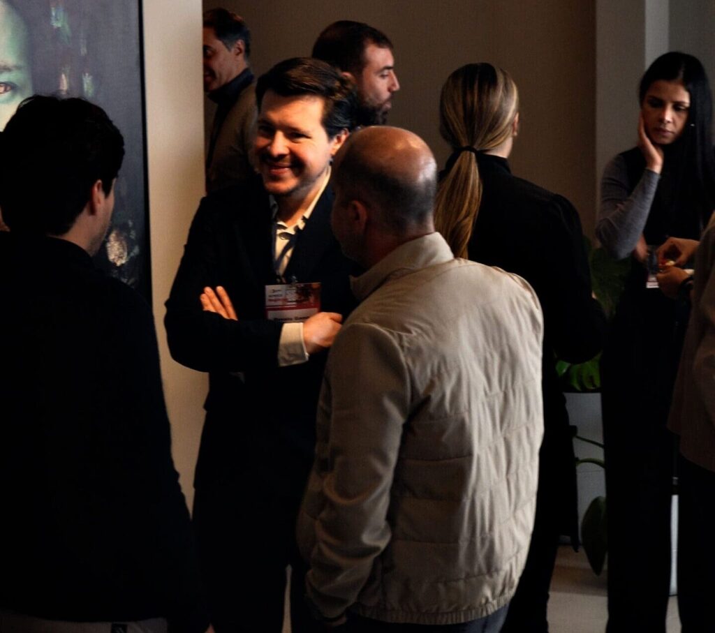 Profissionais da construção civil conversam e trocam experiências durante o 63° Almoço de Negócios do C3, em ambiente moderno e iluminado no Experience Lounge.
